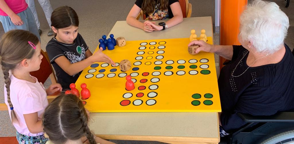 alt und jung 1 Alt und jung spielen Mensch ärger dich nicht