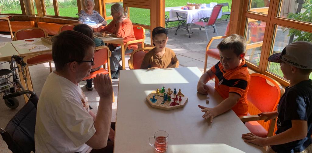 alt und jung 2 Alt und jung spielen ein Brettspiel