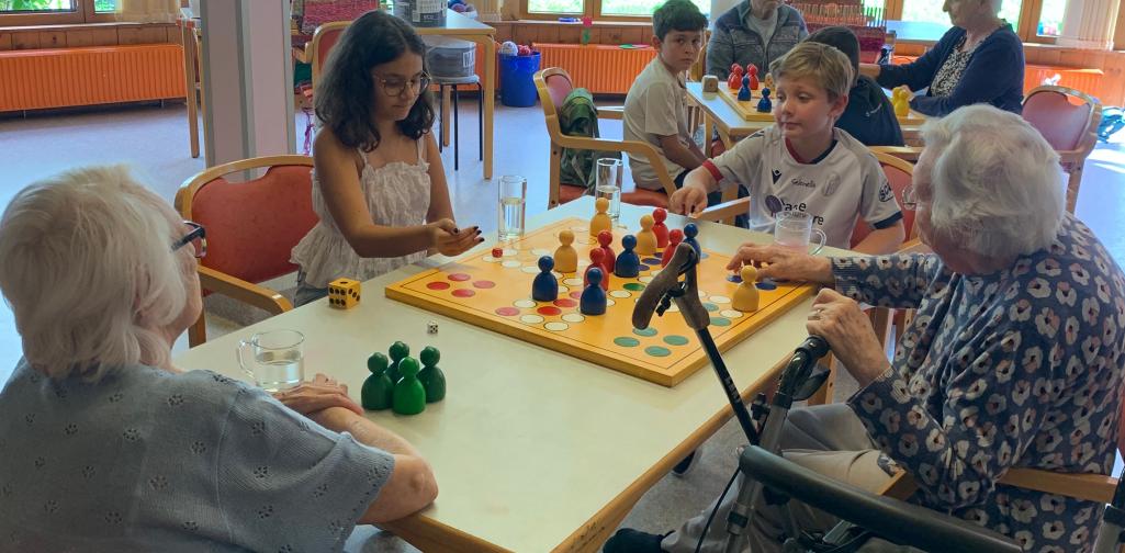 alt und jung 3 Bewohner des Altersheims und Kinder spielen gemeinsam ein Spiel