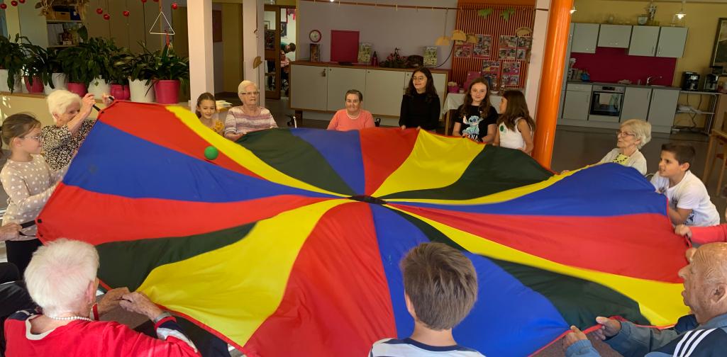 alt und jung 5 alt und jung spielen mit dem Fallschirm