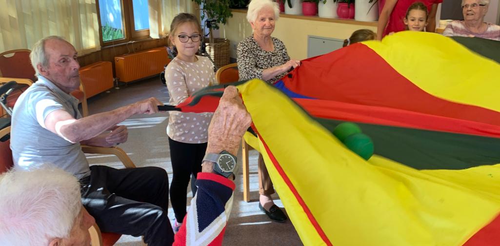 alt und jung 6 alt und jung spielen zusammen mit dem Fallschirm