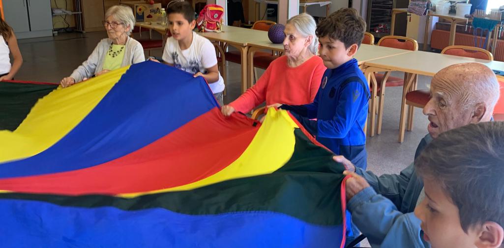 alt und jung 7 Gemeinschaftsspiel mit dem Fallschirm