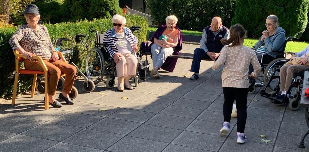 alt und jung 11 Kind und Bewohner kegeln gemeinsam