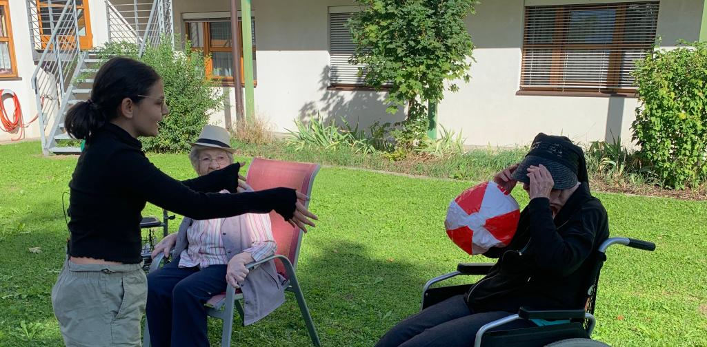 alt und jung 12 Kind und Bewohner spielen Ball