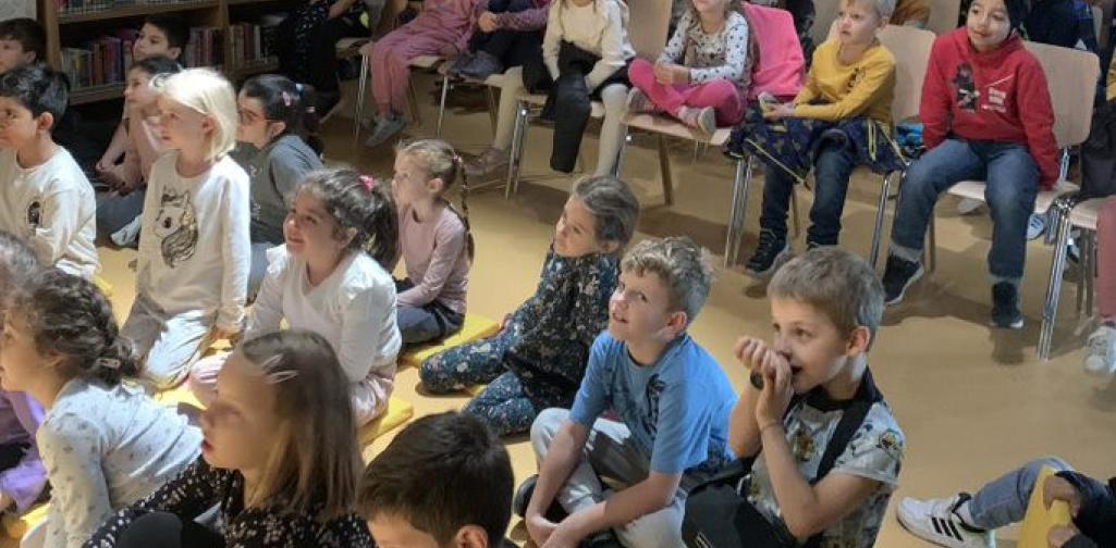 Kinder schauen aufmerksam dem Theater zu