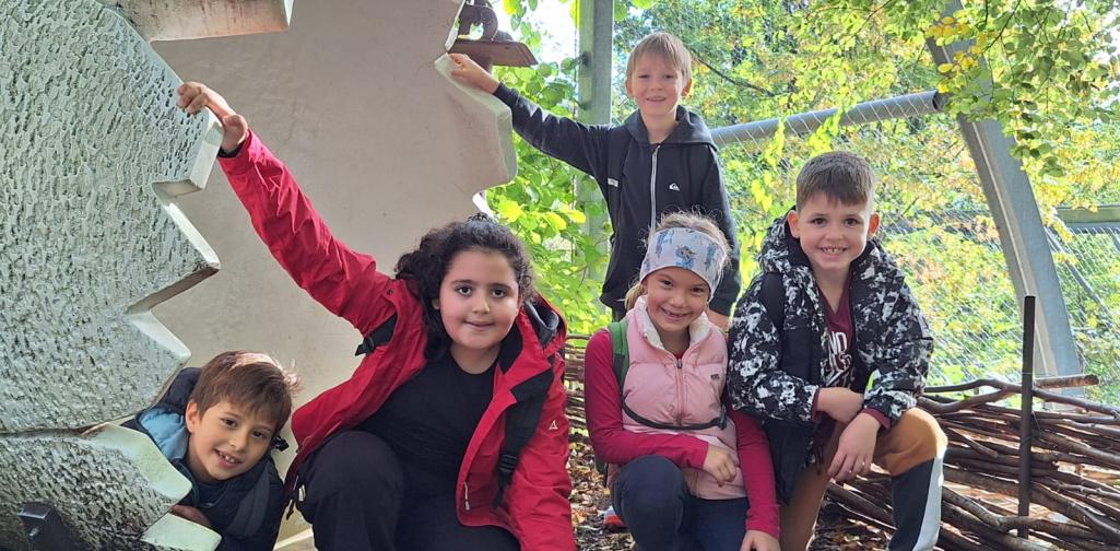 Gruppenfoto von Kindern in einer überdimensionalen Eierschale