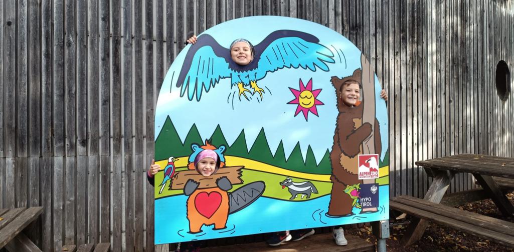 Fotowand - Kinder schauen durch die Löcher hindurch