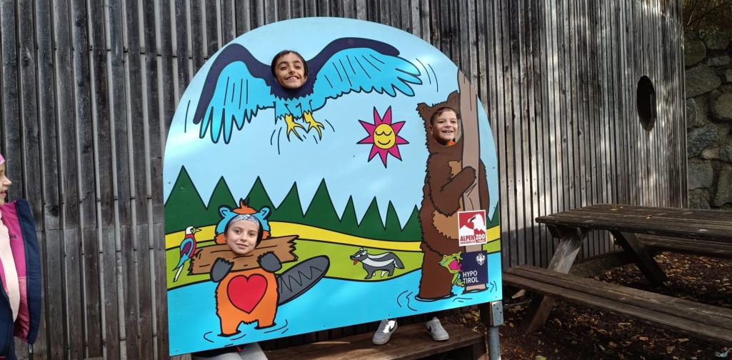 Fotowand - Kinder blicken durch die Löcher hindurch