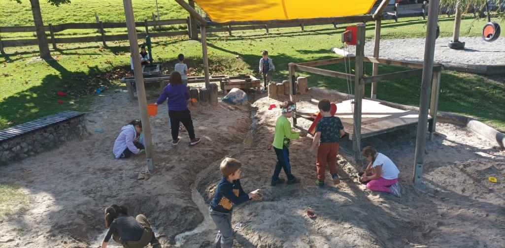 Kinder am Spielplatz