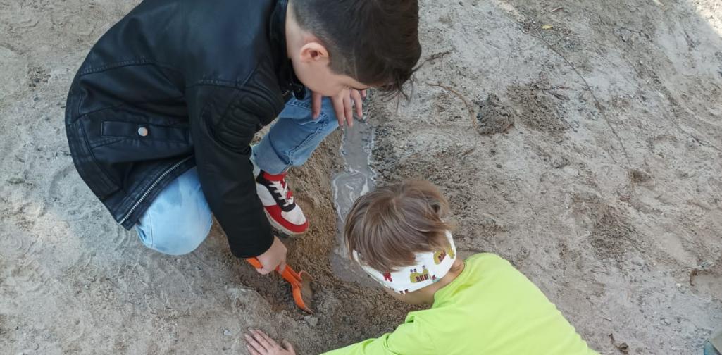 Kinder spielen in der Sandkiste