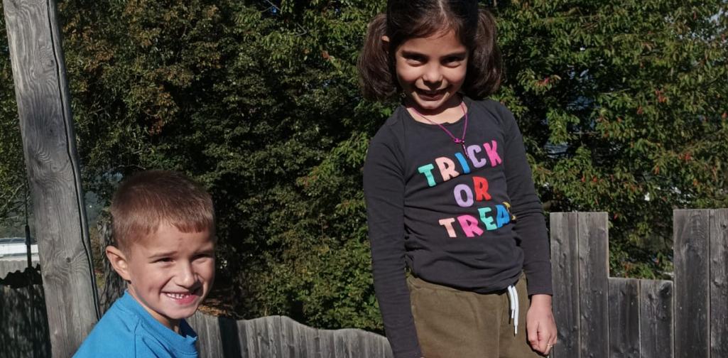 zwei Kinder am Spielplatz