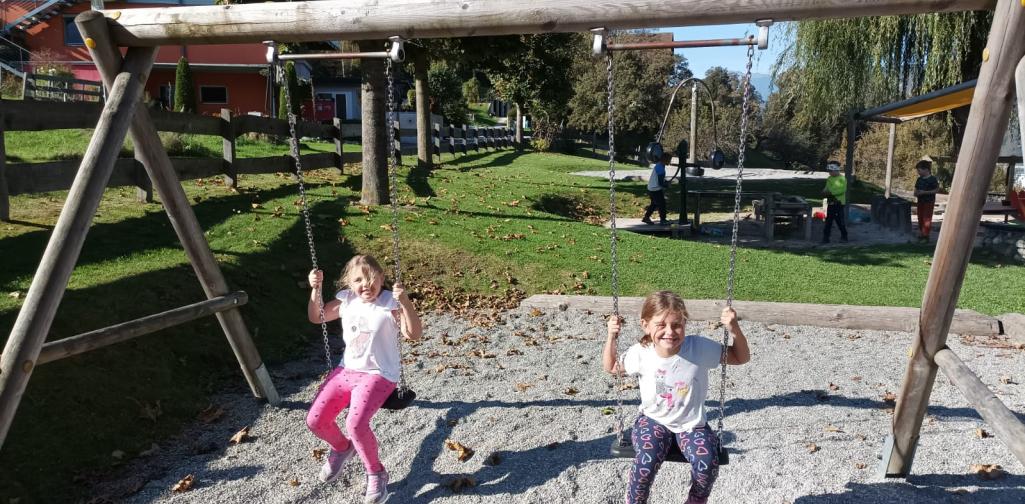 Kinder auf der Schaukel