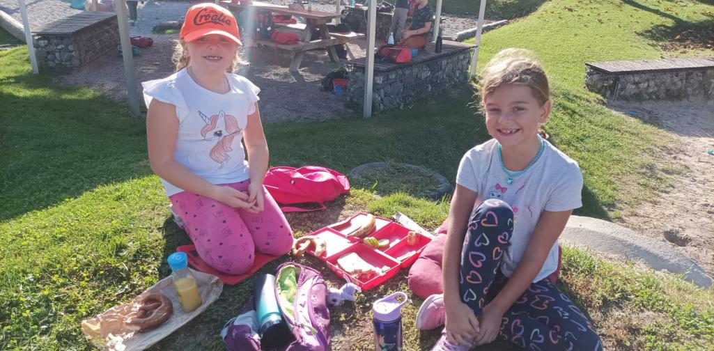 Kinder beim Picknick