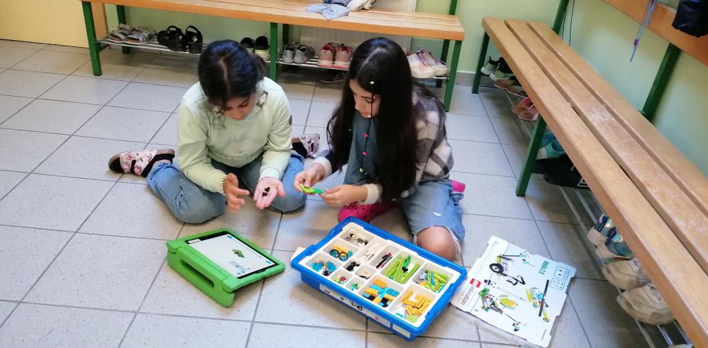 Roboter 1 zwei Kinder bauen einen Roboter mit Klemmbausteinen
