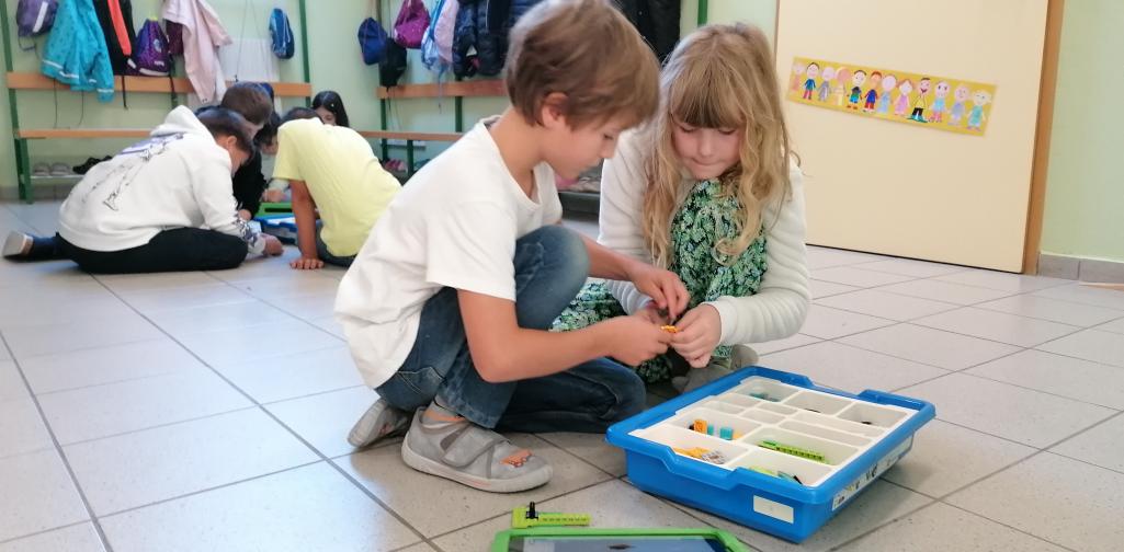 Roboter 3 zwei Kinder bauen einen Roboter mit Klemmbausteinen