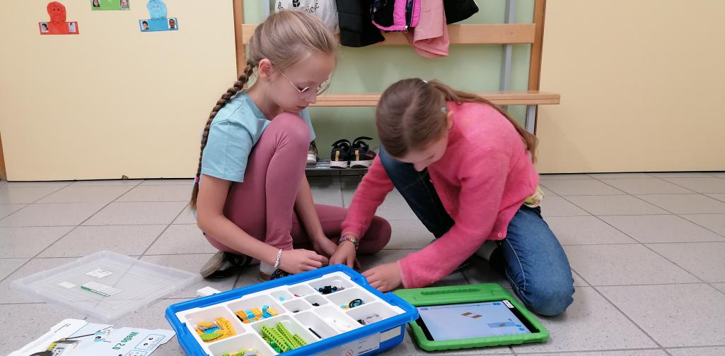 Roboter 5 zwei Kinder bauen einen Roboter mit Klemmbausteinen