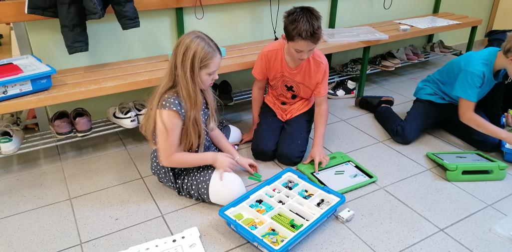 Roboter 6 Kinder bauen mit Klemmbausteinen