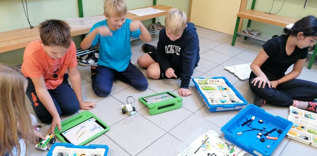 Roboter 9 Kinder programmieren Roboter aus Klemmbausteinen