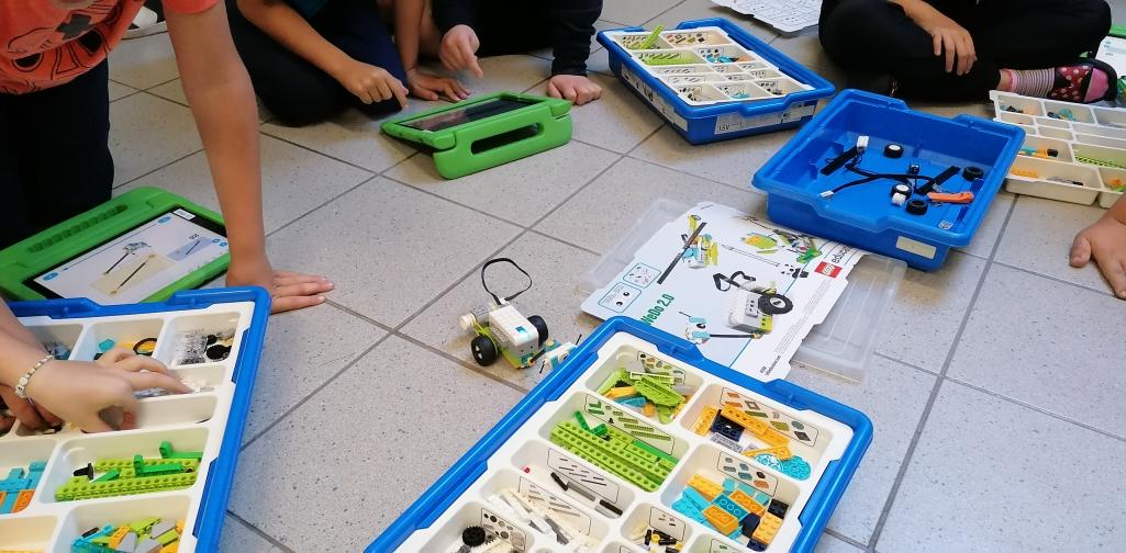 Roboter 10 Kinder programmieren an den Tablets