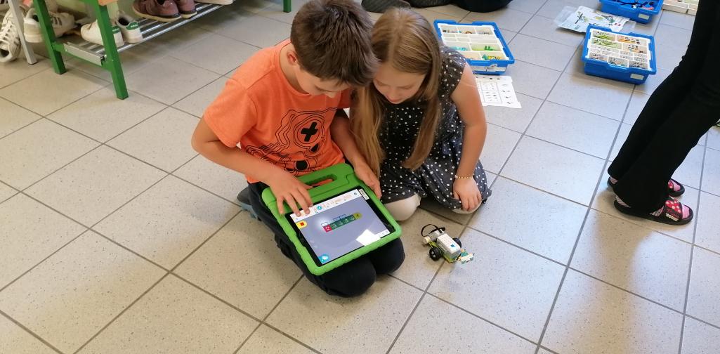 Roboter 12 zwei Kinder bauen einen Roboter mit Klemmbausteinen