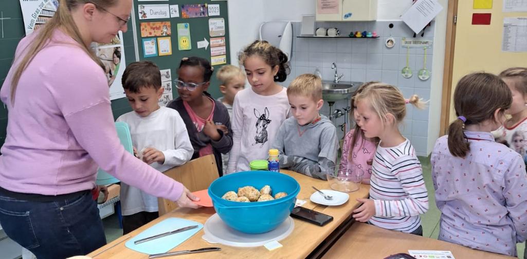 2d_Milch 02 Kinder streichen sich ein Butterbrot