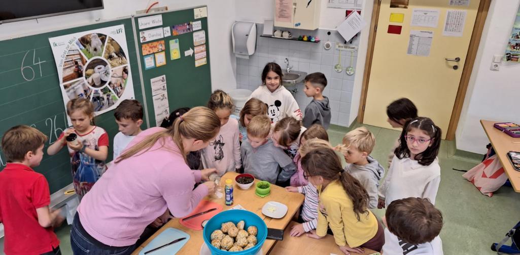2d_Milch 01 Kinder bewundern neugierig die geschüttelte Butter