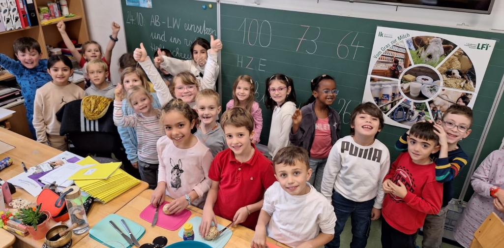 2d_Milch 03 Klassenfoto vor der Tafel