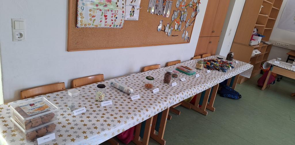 Hunderterfest 01 Ausstellungstisch mit verschiedenen Gläsern (Inhalt immer 100 Dinge)