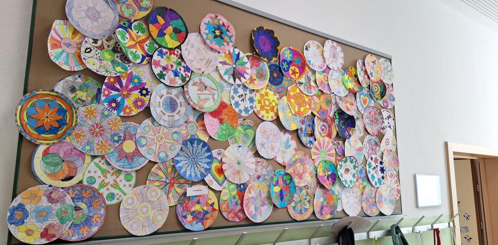 Hunderterfest 03 100 Mandalas an einer Pinnwand