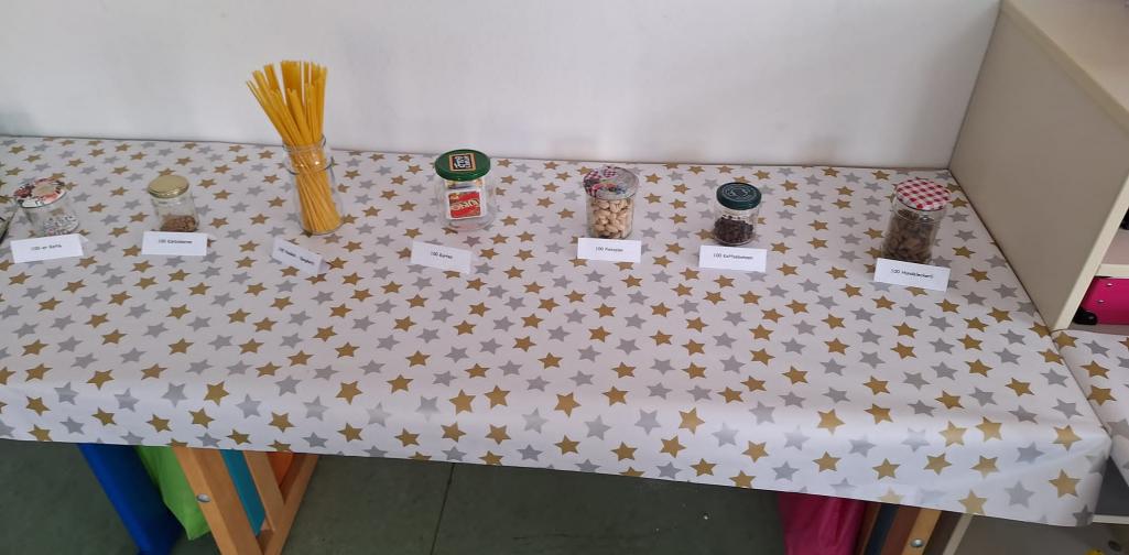 Hunderterfest 04 Ausstellungstisch mit verschiedenen Gläsern (Inhalt immer 100 Dinge)