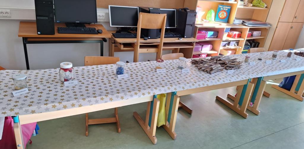 Hunderterfest 05 Ausstellungstisch mit verschiedenen Gläsern (Inhalt immer 100 Dinge)