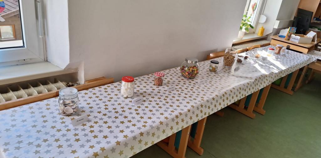 Hunderterfest 07 Ausstellungstisch mit verschiedenen Gläsern (Inhalt immer 100 Dinge)