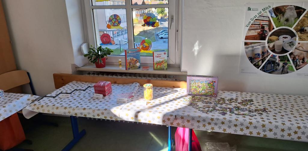 Hunderterfest 06 Ausstellungstisch mit verschiedenen Gläsern (Inhalt immer 100 Dinge)