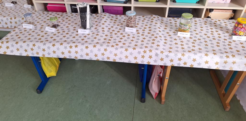 Hunderterfest 08 Ausstellungstisch mit verschiedenen Gläsern (Inhalt immer 100 Dinge)