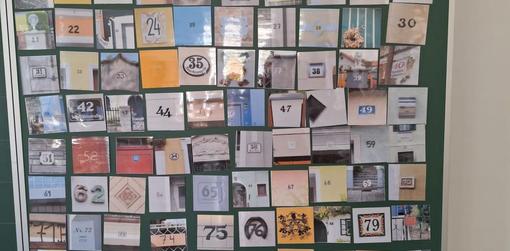 Hunderterfest 09 Hundert Karten mit Bildern von 100 Hausnummern