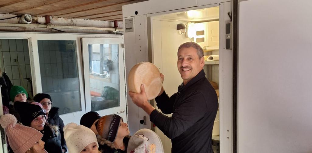 Bauernhof 01 Kinder bestaunen einen Käselaib