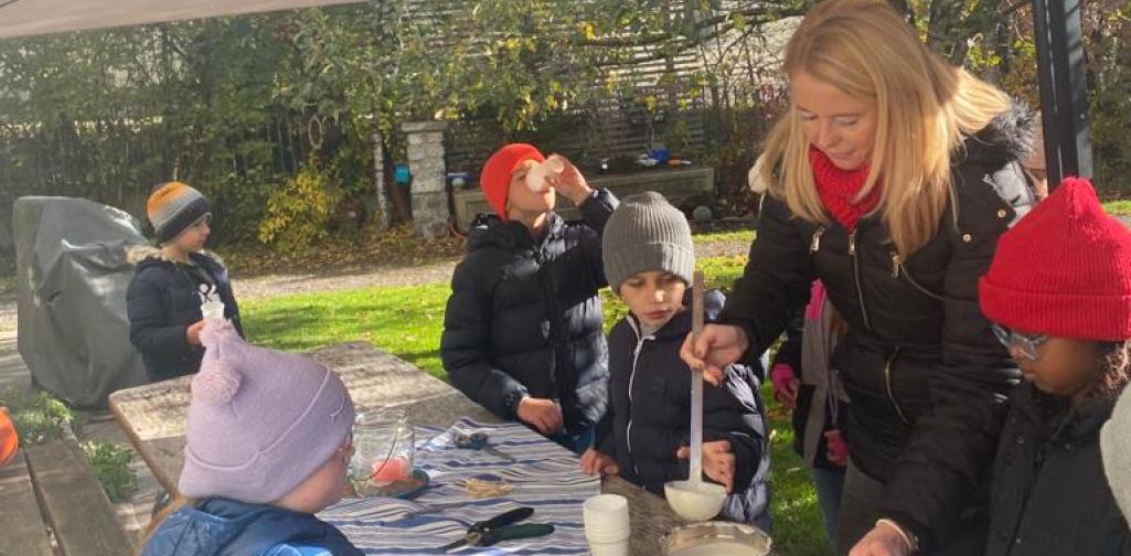 Bauernhof 06 Kinder verkosten Joghurt