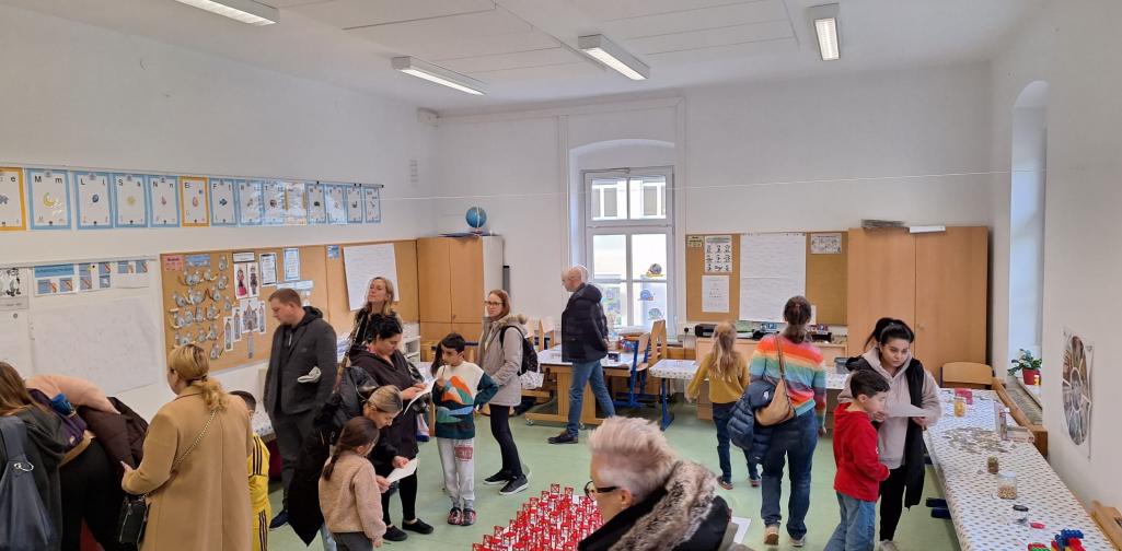 Hunderterfest 11 Szene mit Besuchern der Hunderterausstellung
