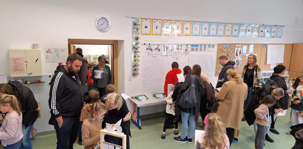 Hunderterfest 12 Szene mit Besuchern der Hunderterausstellung