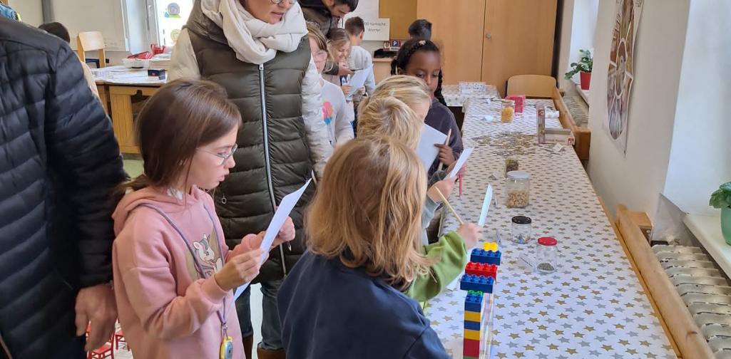 Hunderterfest 14 Familie betrachtet die Ausstellung