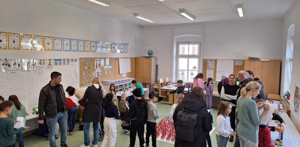 Hunderterfest 13 Szene mit Besuchern der Hunderterausstellung