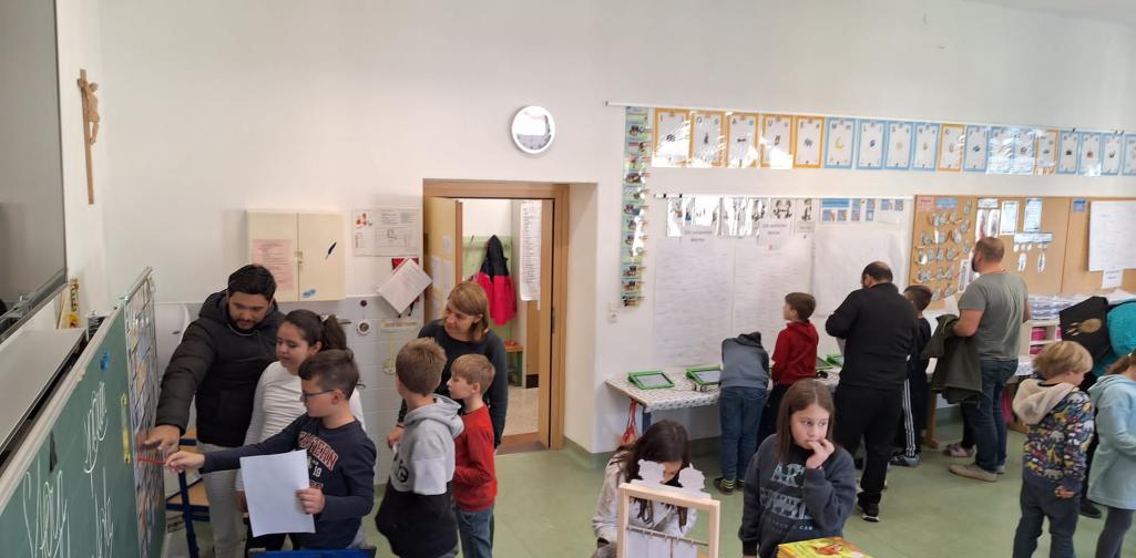 Hunderterfest 16 Szene mit Besuchern der Hunderterausstellung