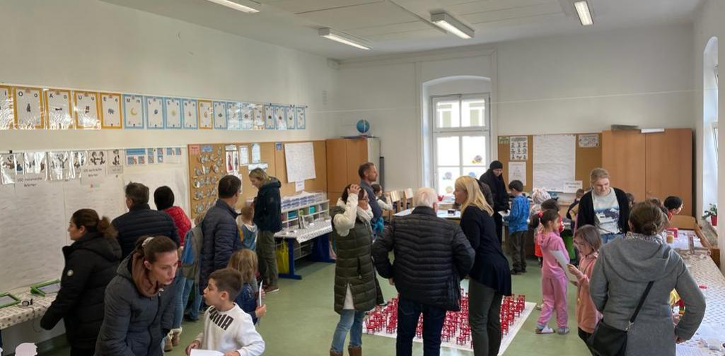 Hunderterfest 15 Szene mit Besuchern der Hunderterausstellung