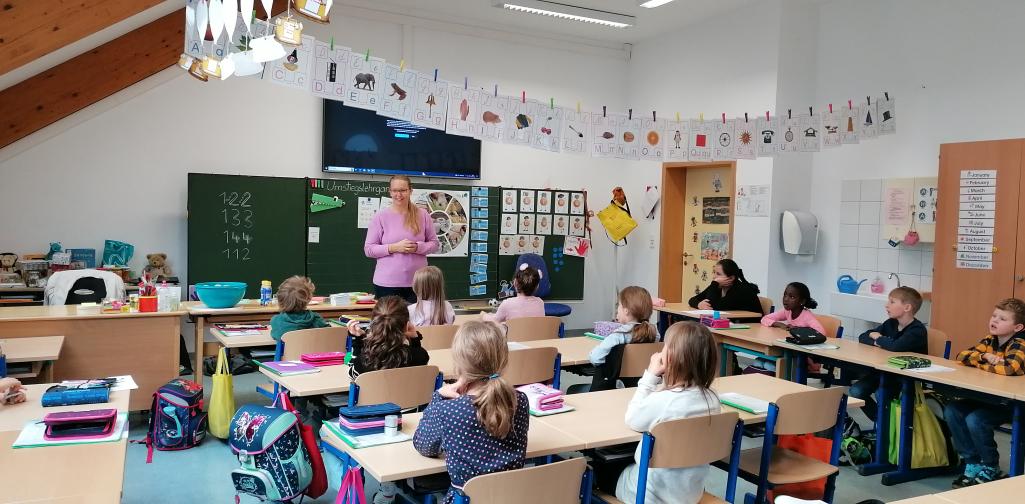 Milch 02 Ortsbäurerin steht vor den Kindern