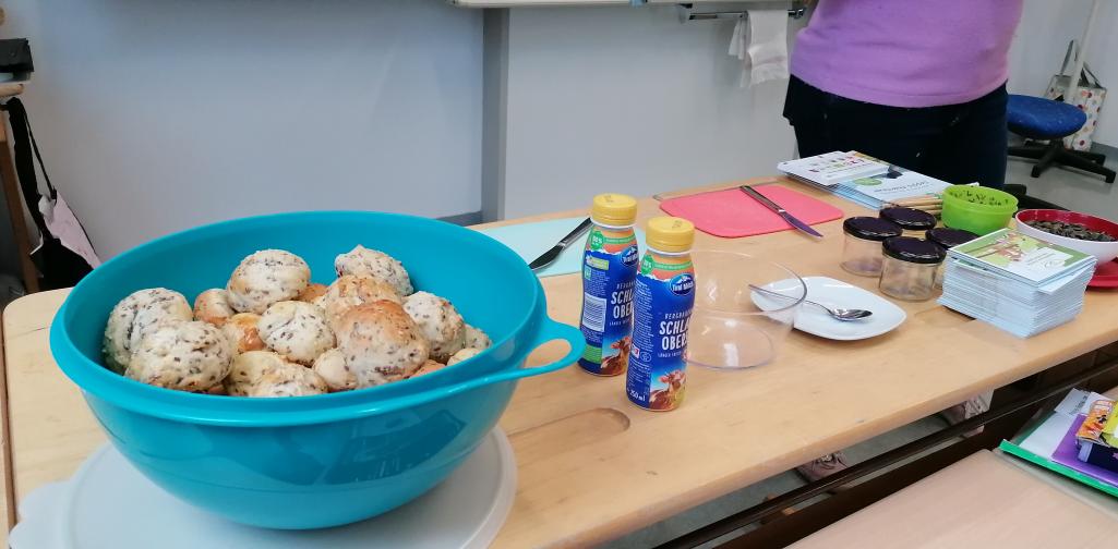 Milch 01 Schüssel mit Brot, Sahne, Schneidbretter mit Messer, Schüsseln mit Kürbiskernen und Schnittlauch