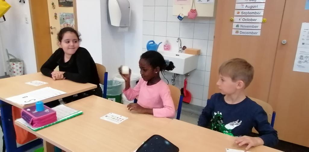 Milch 05 Kinder schütteln ein Marmeladeglas mit Sahne