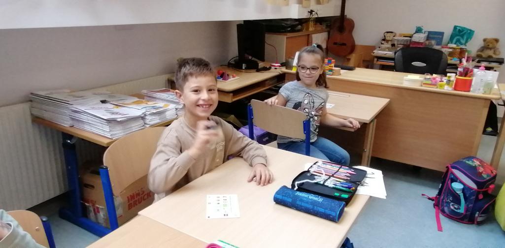 Milch 03 Kind schüttelt ein Marmeladeglas mit Sahne