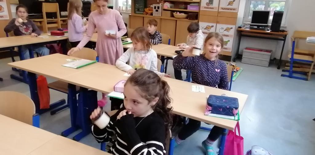 Milch 04 Kinder schütteln Marmeladegläser mit Sahne