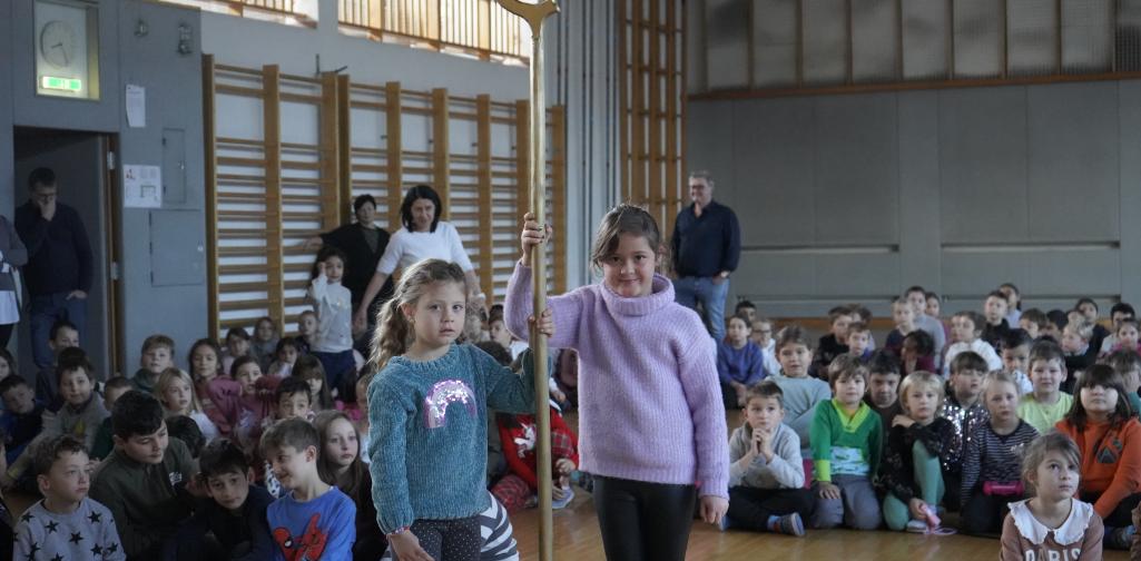 2 Mädchen halten den Nikolausstab