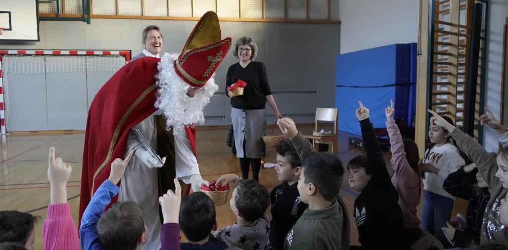 Nikolaus verteilt Geschenke